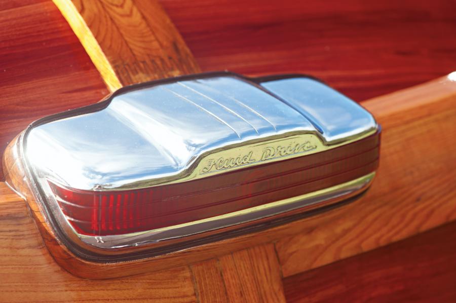  Chrysler Town & Country Sedan 1947 года  (фото 21 из 61)